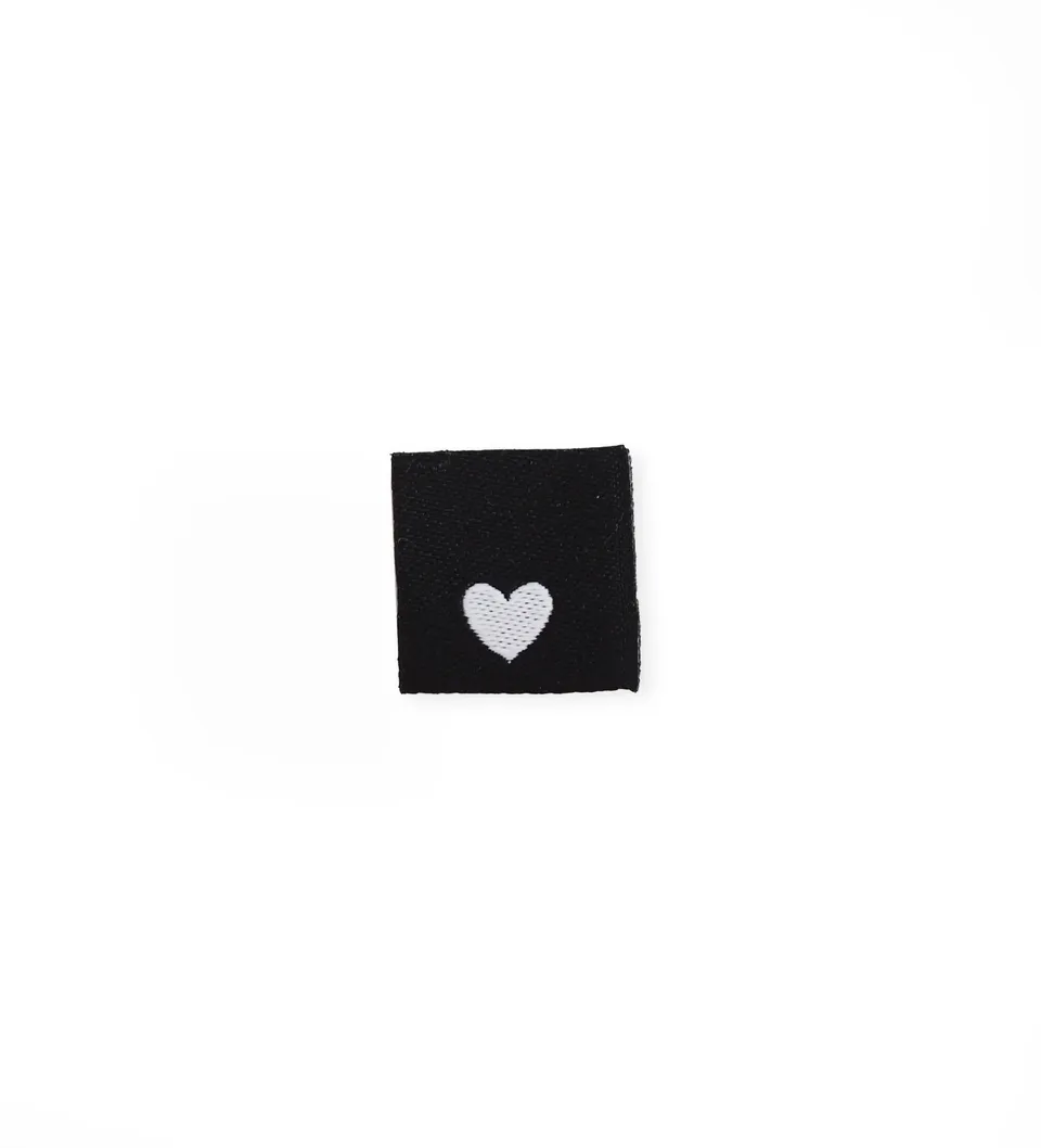 paul-clara-weblabels-klapp-weblabel-herz-schwarz-einn-hen image 1