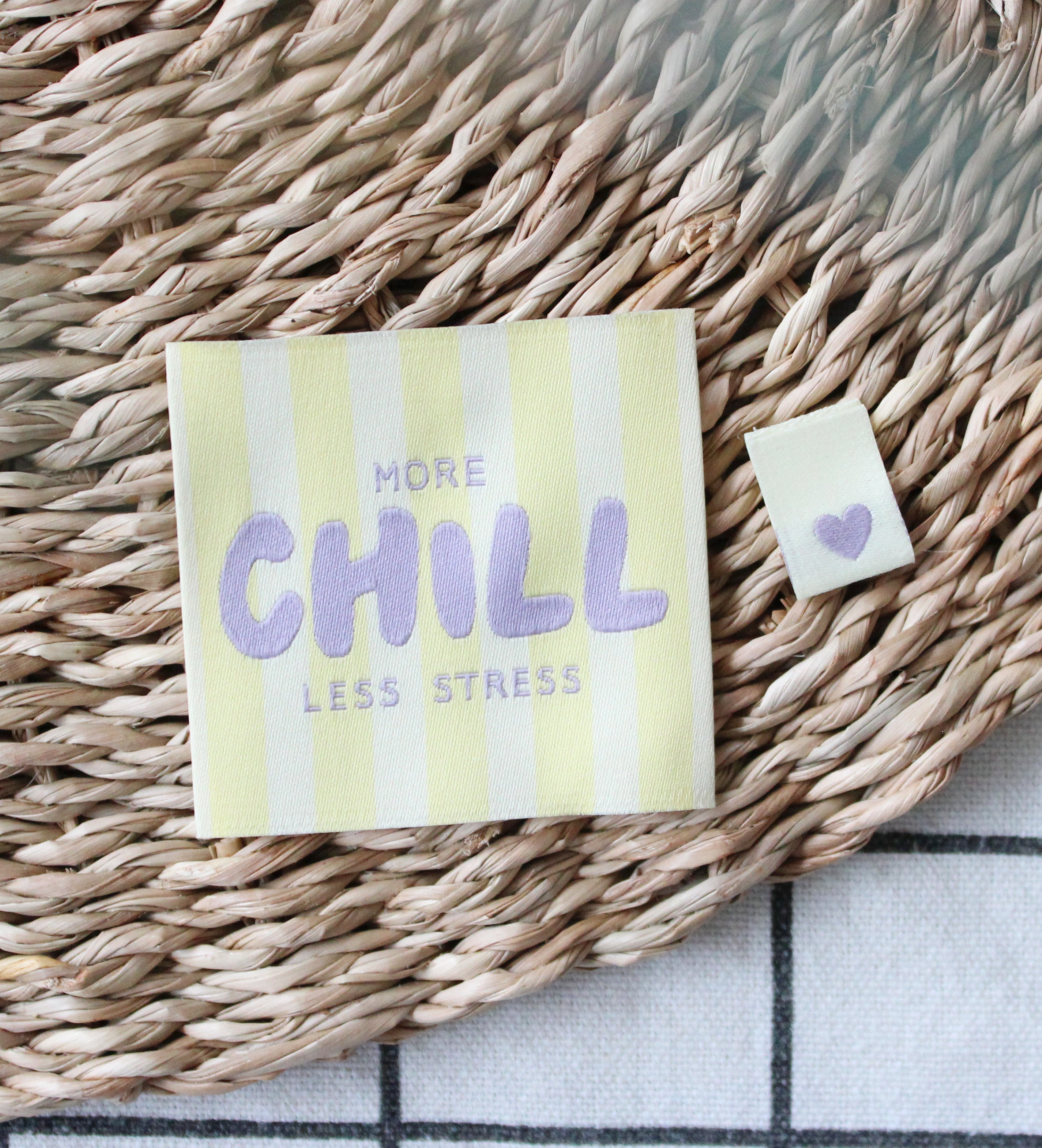 paul-clara-weblabels-more-chill-less-stress-weblabel-6x6-cm-typo image 2