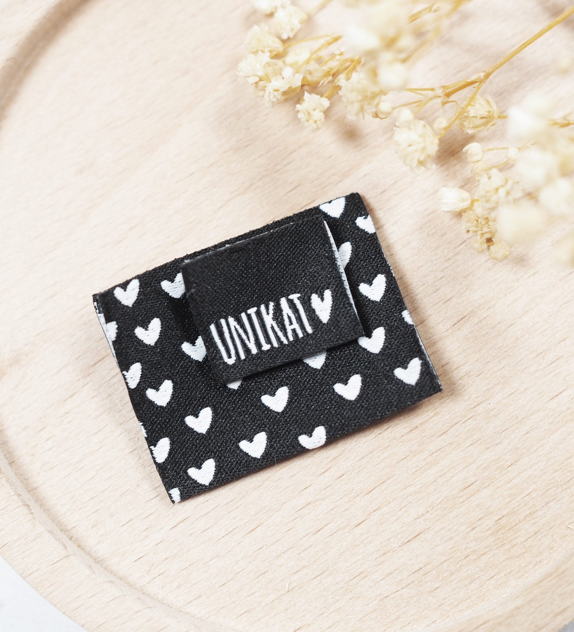 paul-clara-weblabels-unikat-weblabel-schwarz-kotex image 2