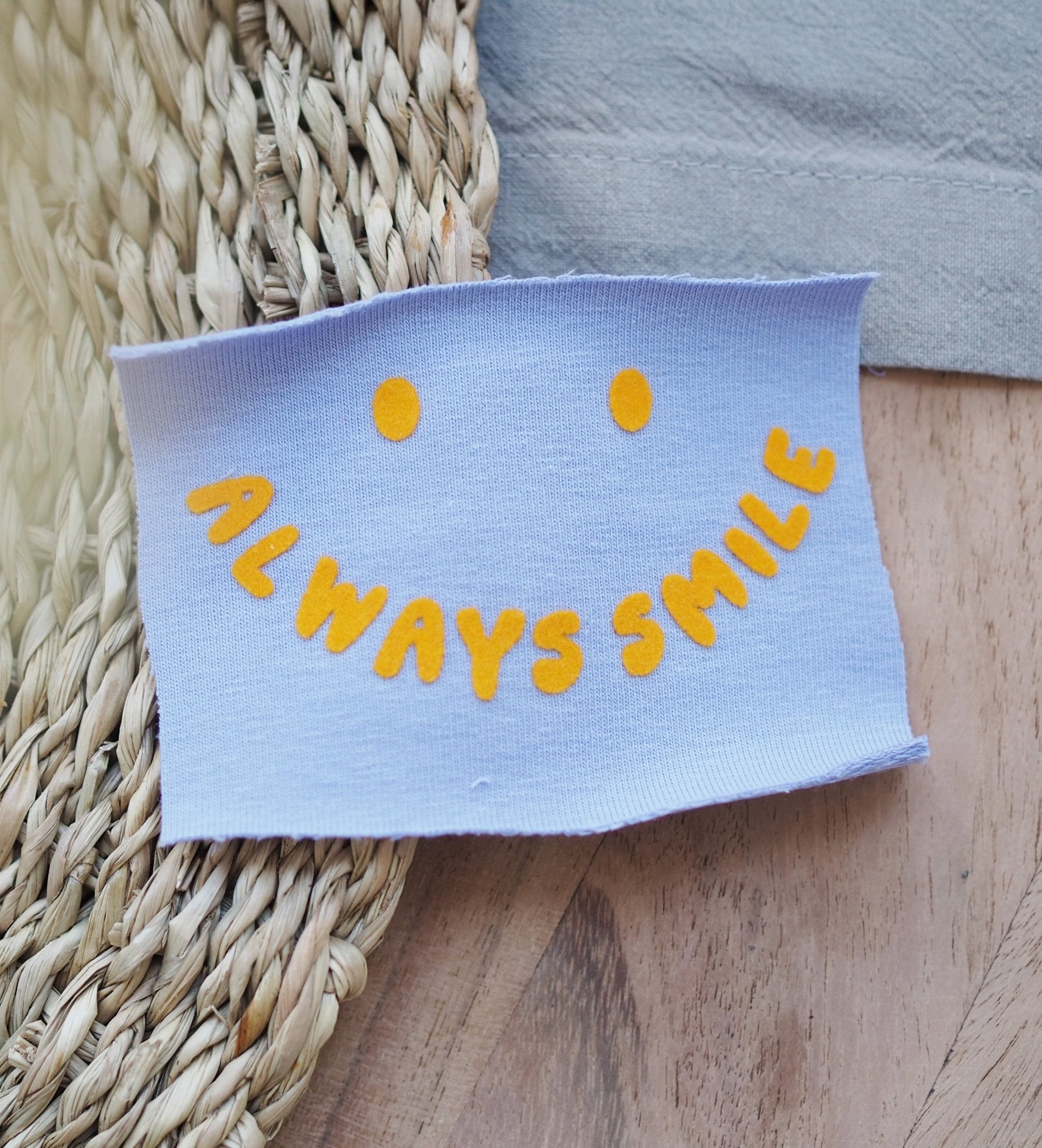 paul-clara-flock-patches-always-smile-b-gelpatch-neongelb image 5