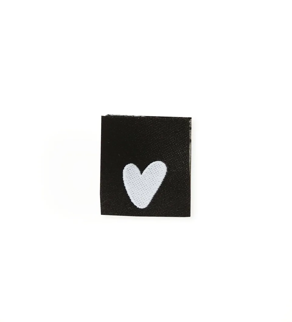 paul-clara-weblabels-klapp-weblabel-herz-schwarz-einn-hetikett image 1