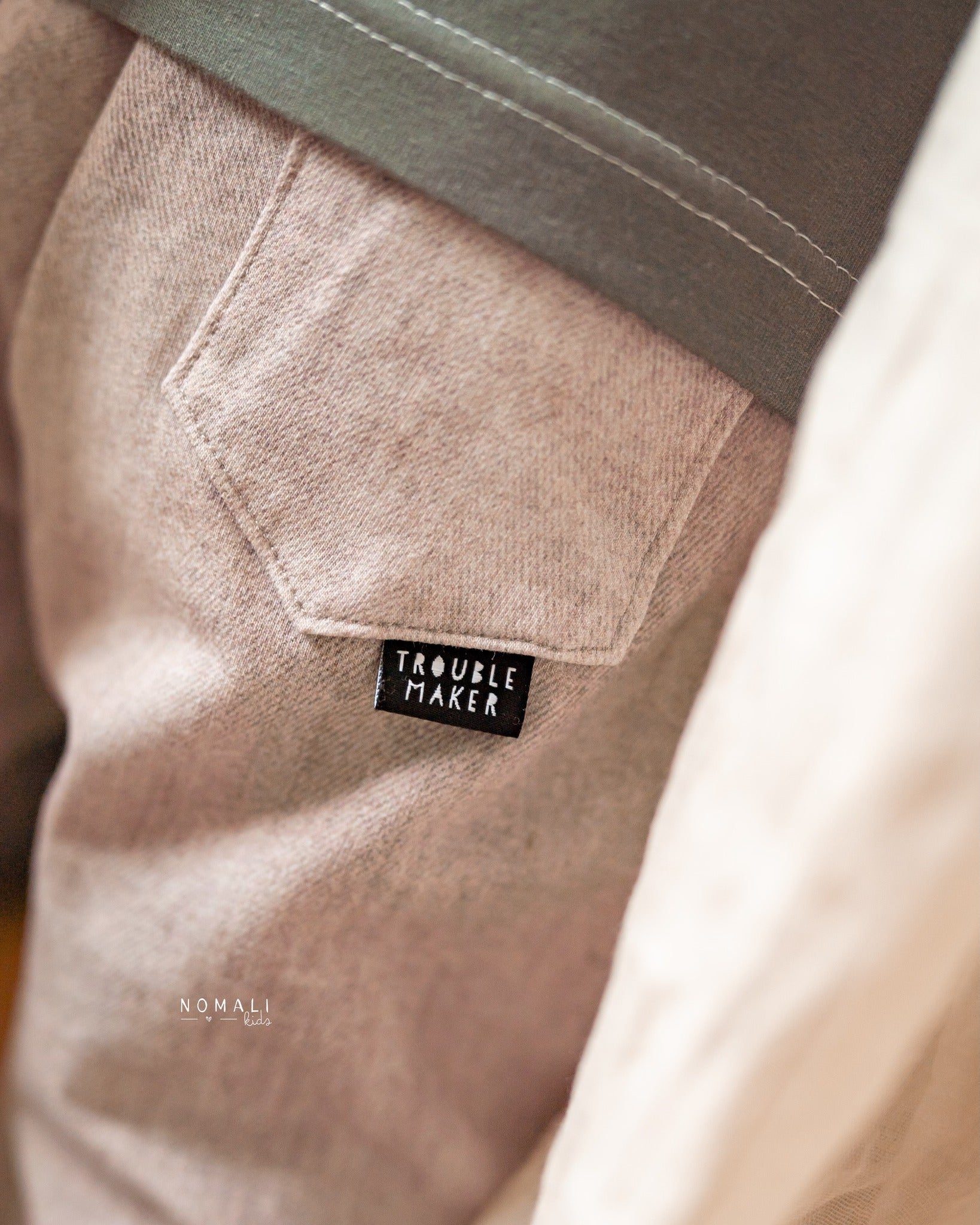 paul-clara-weblabels-trouble-maker-klapplabel-schwarz image 2