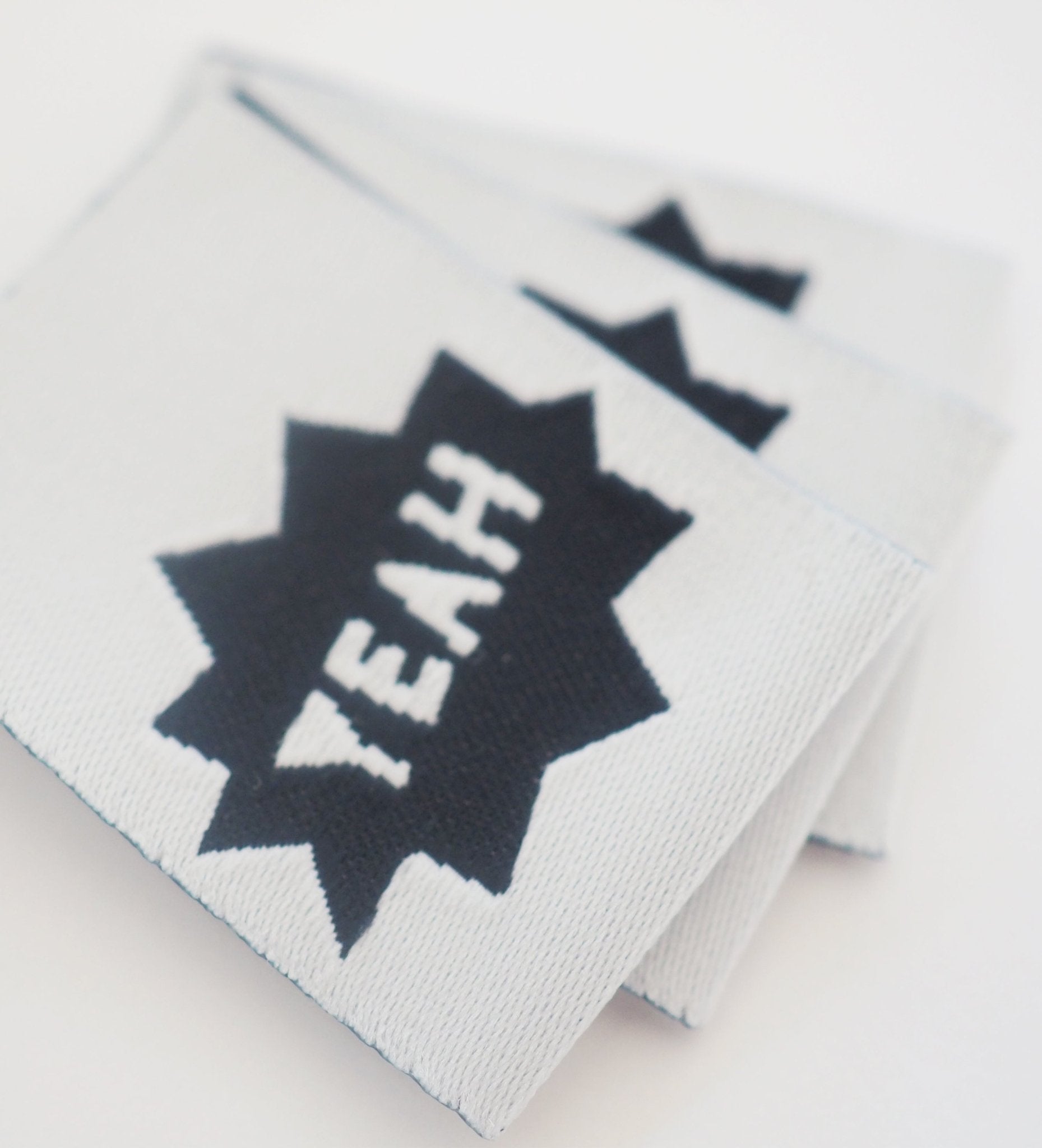 paul-clara-weblabels-yeah-einn-hlabel-3-3x2-5-cm image 1