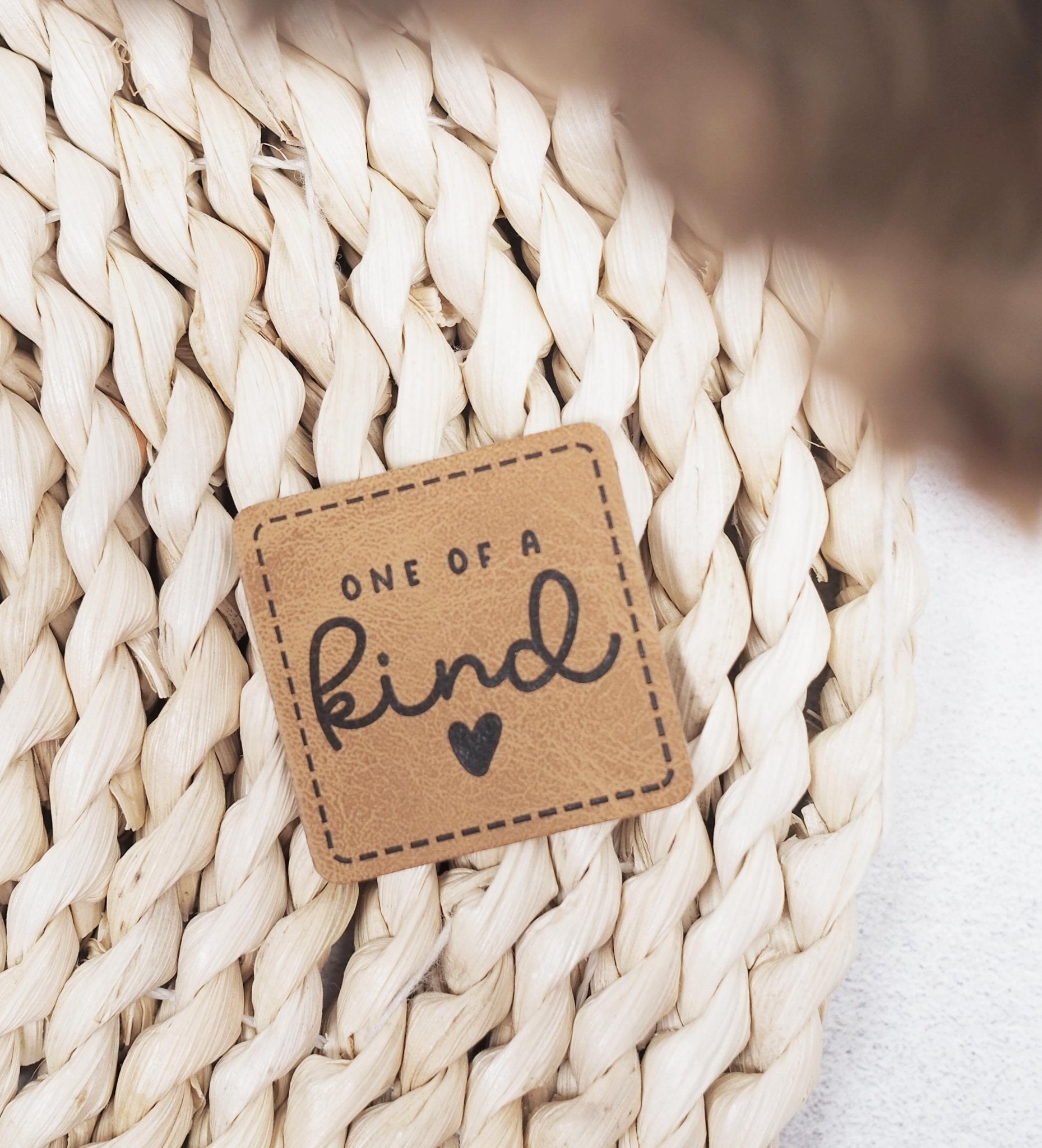 paul-clara-kunstleder-labels-one-of-a-kind-b-gellabel image 2