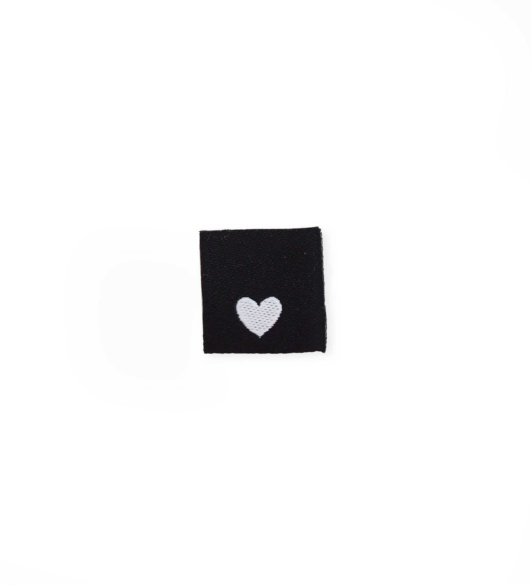 paul-clara-weblabels-klapp-weblabel-herz-schwarz-einn-hen image 1