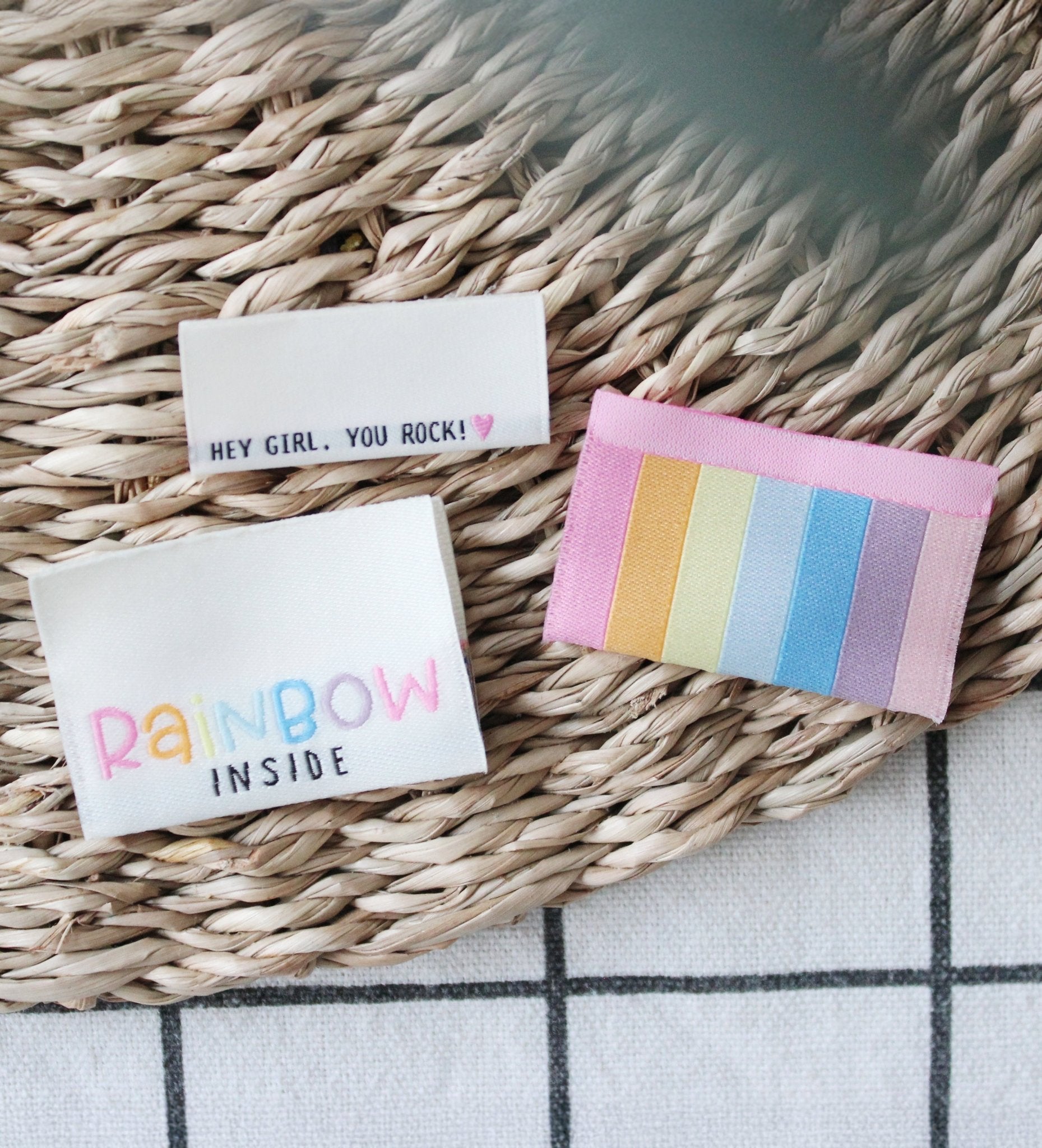 paul-clara-weblabels-klapp-label-rainbow-stripes image 2