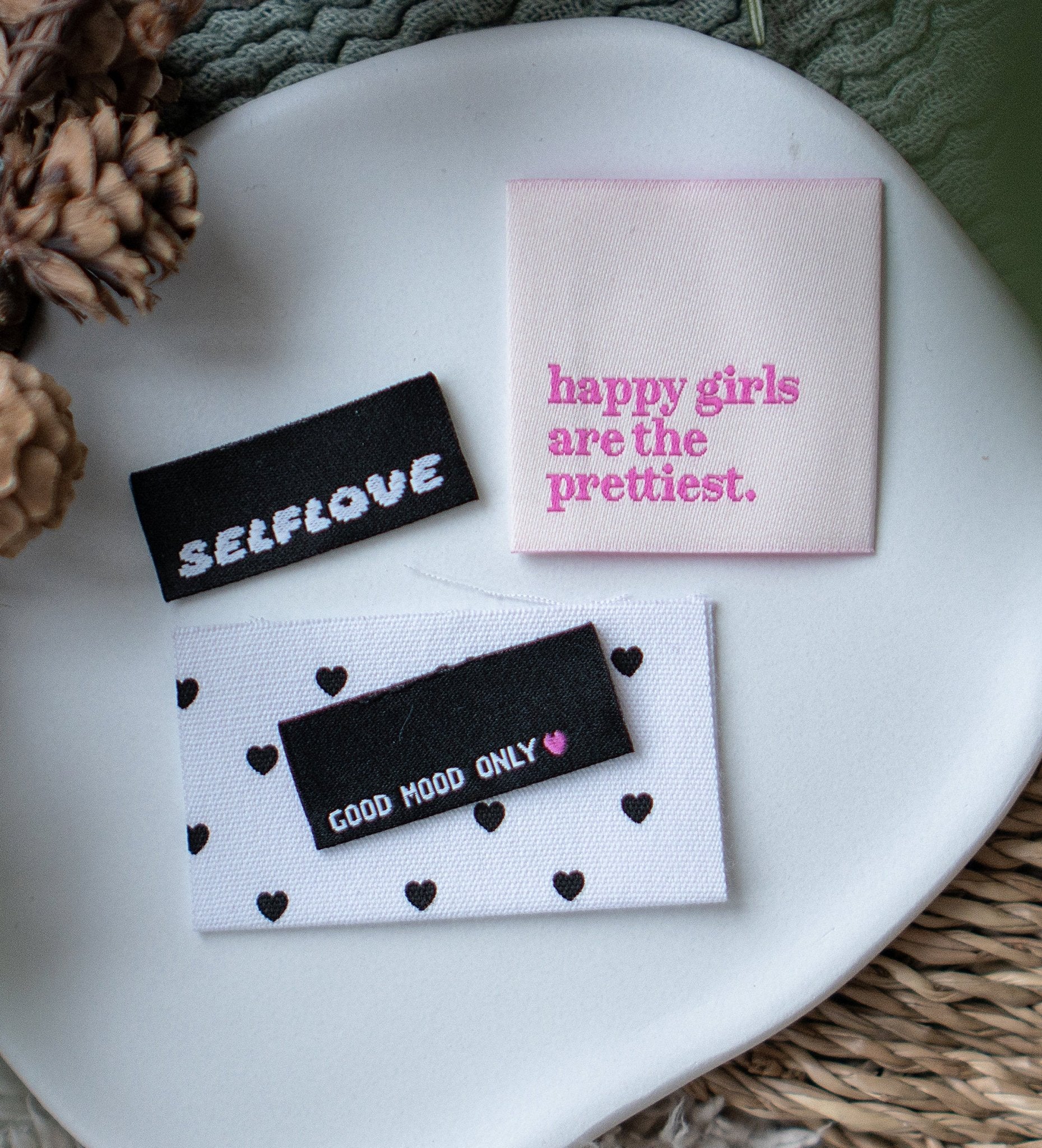 paul-clara-weblabels-selflove-klapp-label-schwarz image 2
