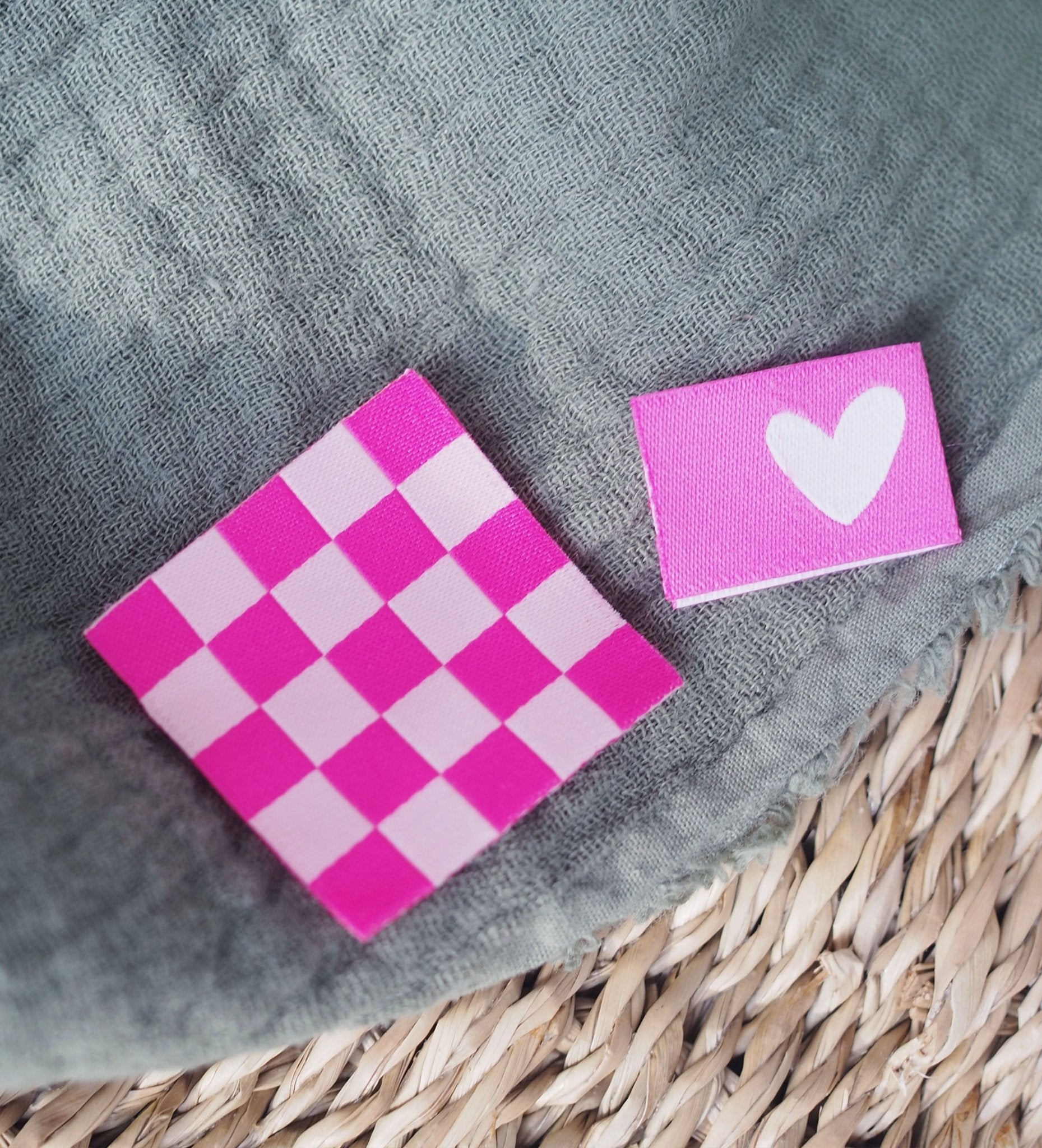 paul-clara-weblabels-herz-klapp-label-pink-zum-einn-hen image 2