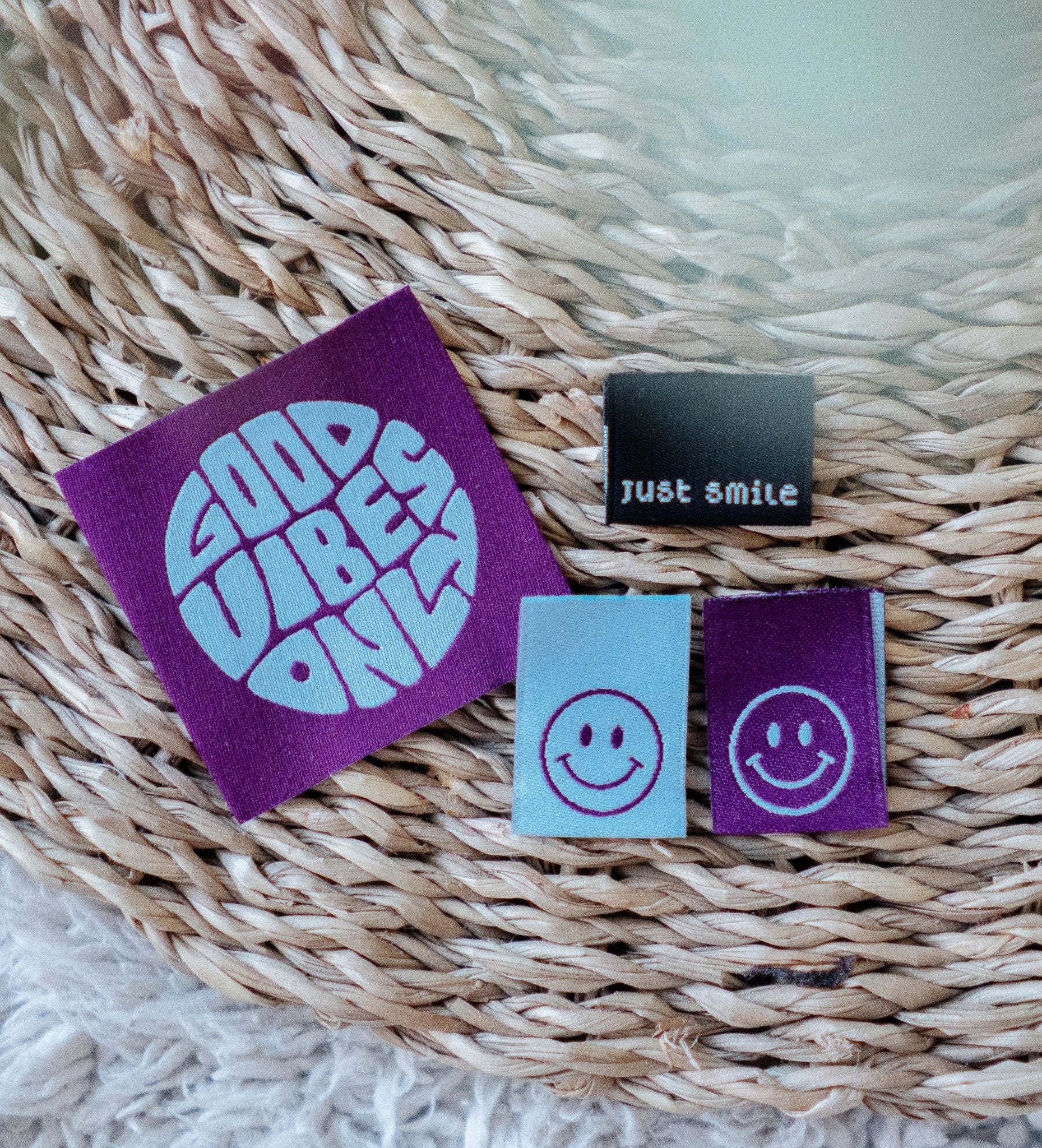 paul-clara-weblabels-good-vibes-only-label-4x4-cm-typo image 2