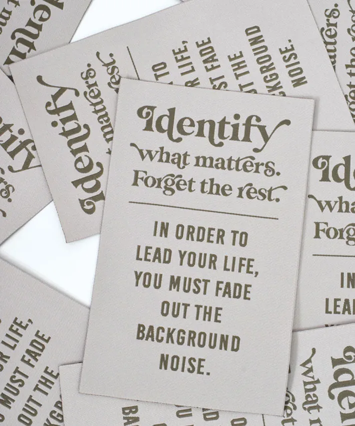 lenipepunkt-xl-patch-identify-what-matters-creme-oliv-10x15cm image 1