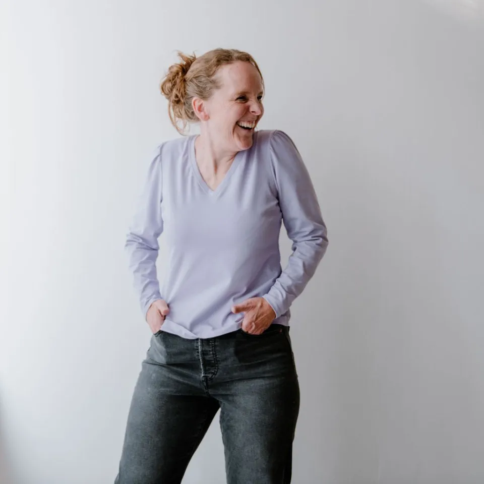 sew-simple-vivi-t-shirt-pdf-schnittmuster-mit-v-ausschnitt image 1