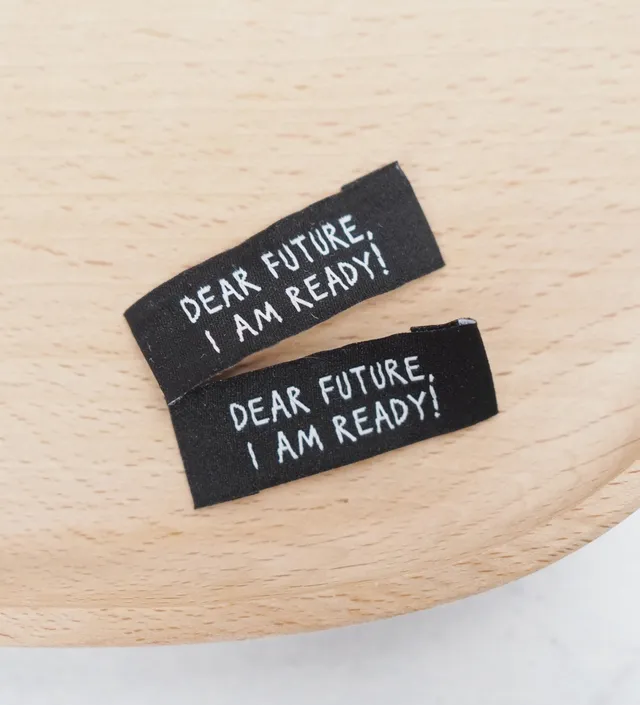 paul-clara-weblabel-dear-future-i-am-ready-schwarz image 1