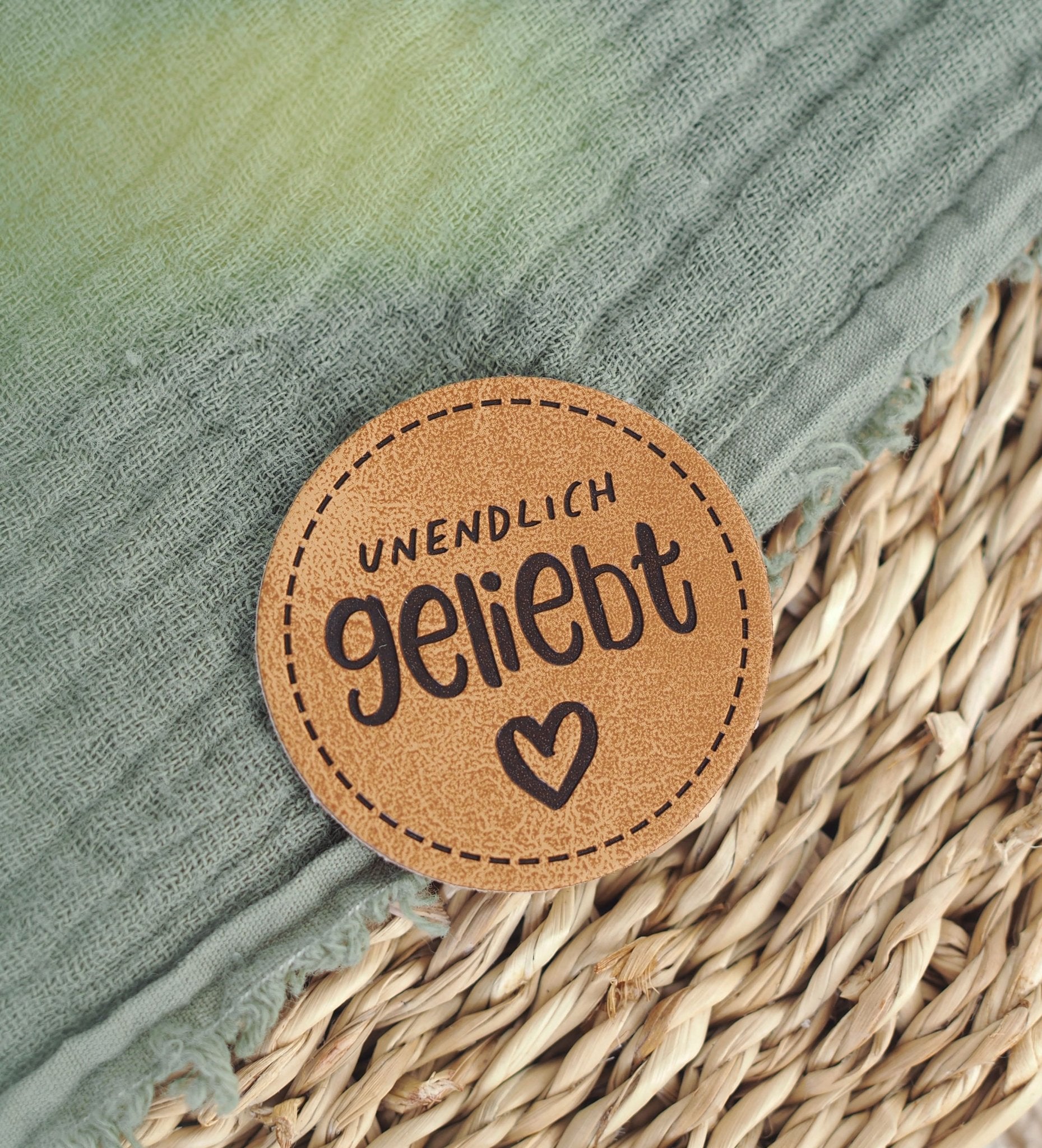paul-clara-kunstlederlabel-unendlich-geliebt-rund-iron-on image 2