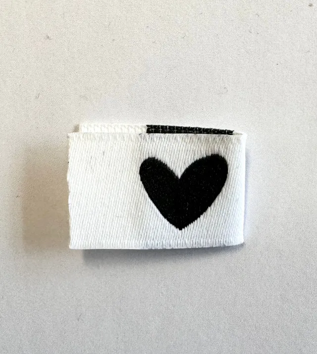 paul-clara-weblabels-herz-weblabel-wei-klapp-label-kotex image 1