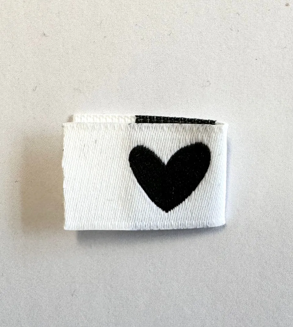 paul-clara-weblabels-herz-weblabel-wei-klapp-label-kotex image 1