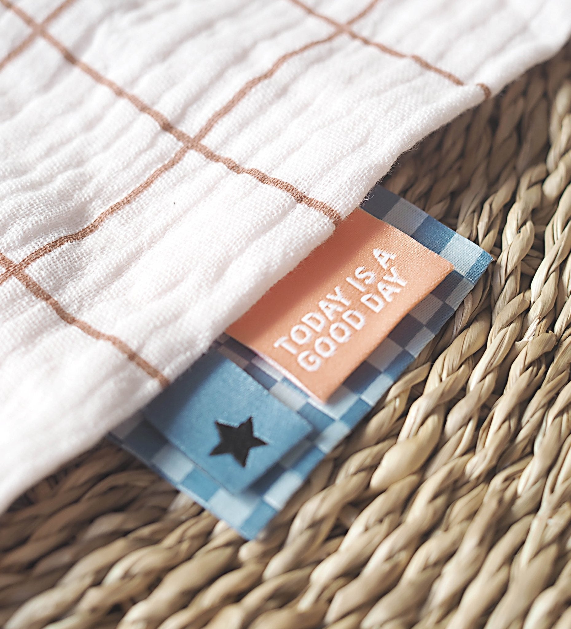 paul-clara-weblabel-today-is-a-good-day-klapplabel-orange image 3