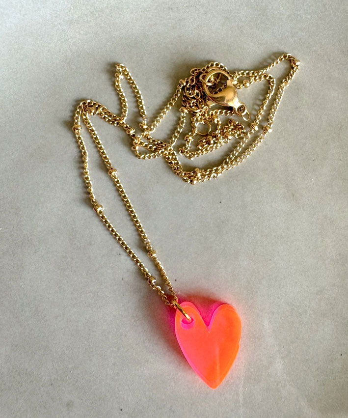 lenipepunkt-ready-to-wear-kette-acrylherz-neon-gold-40cm image 1