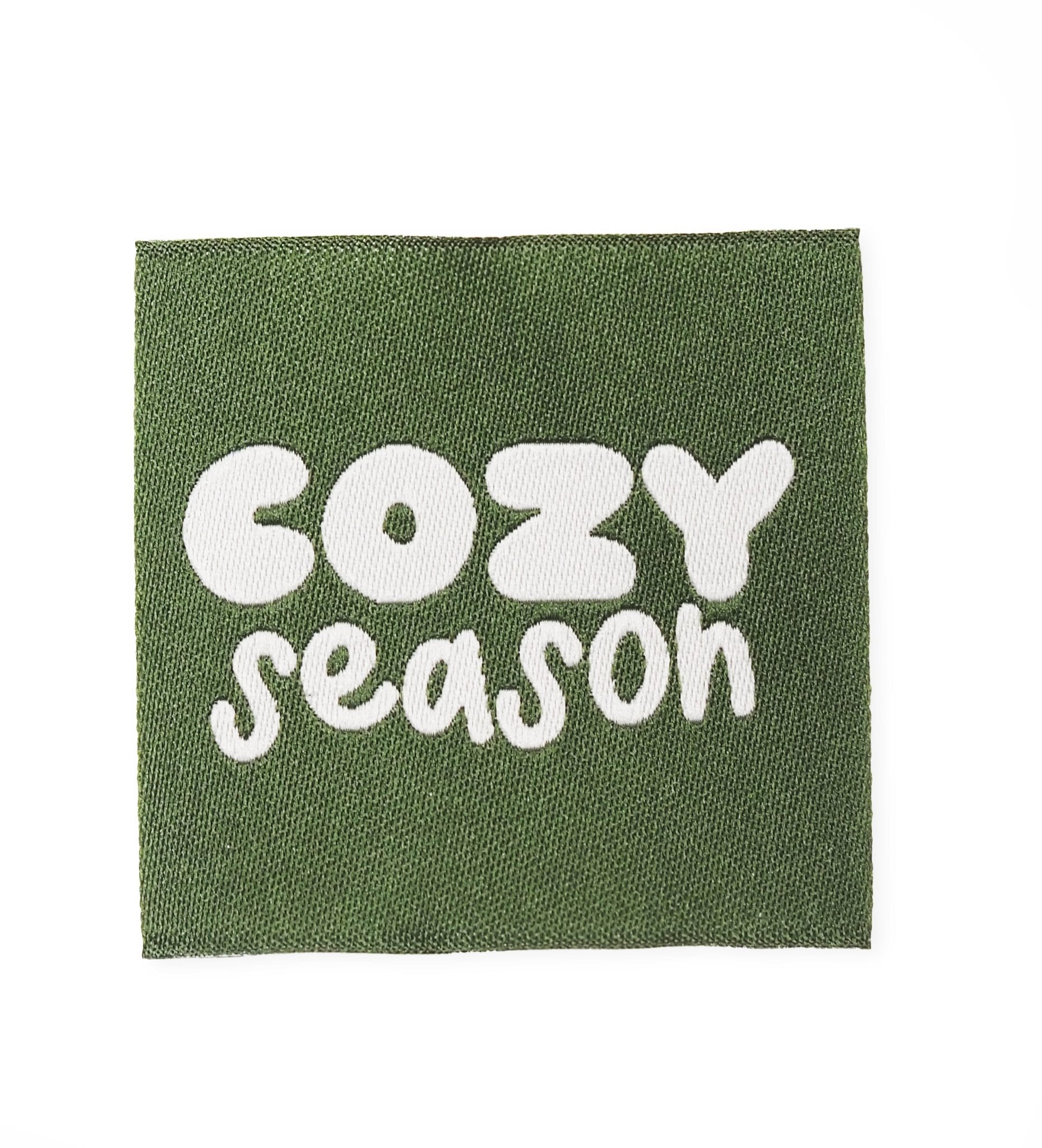 paul-clara-weblabel-cozy-season-3-8-cm-n-hetikett image 1