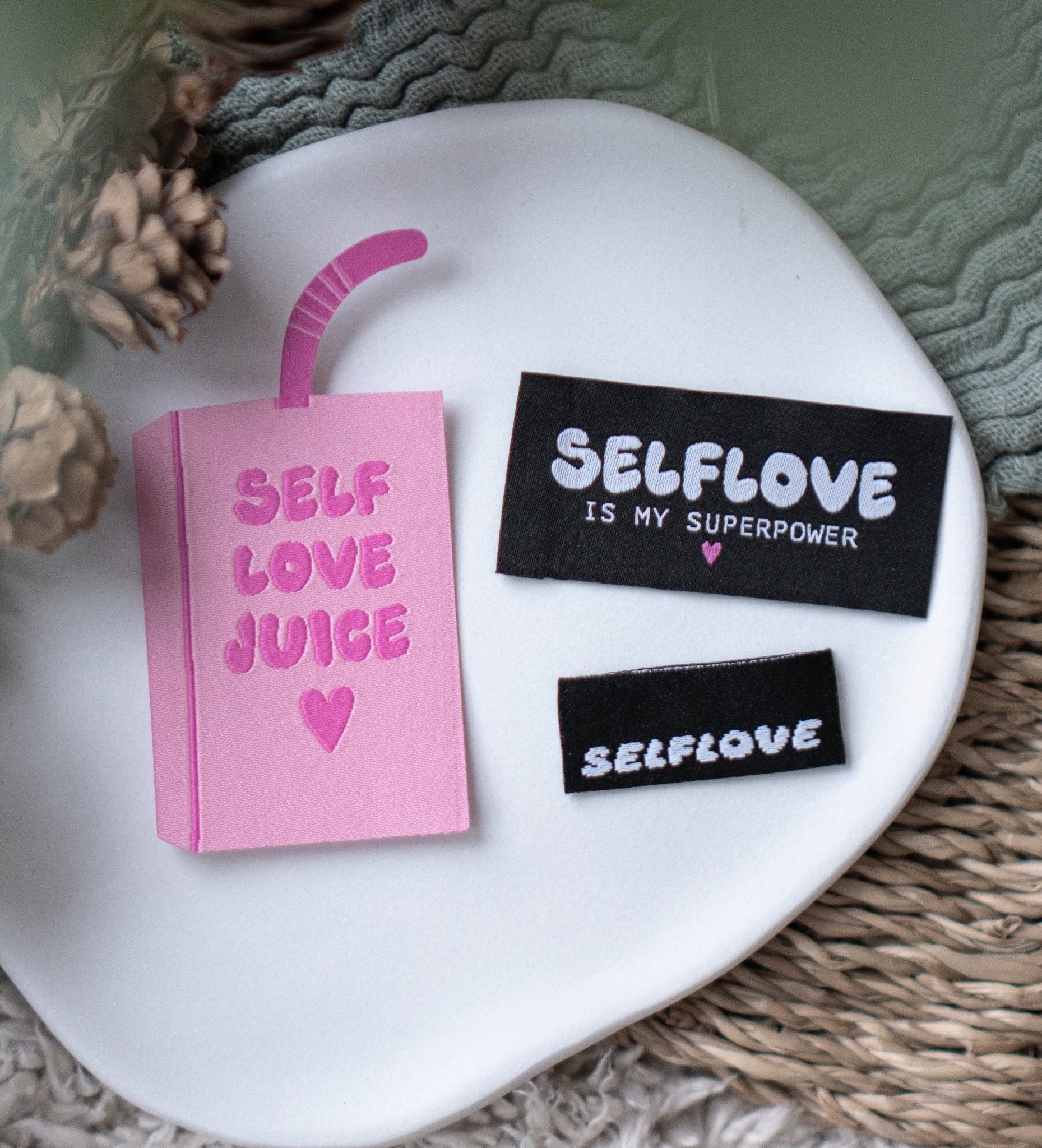 paul-clara-weblabels-selflove-is-my-superpower-xxl image 2