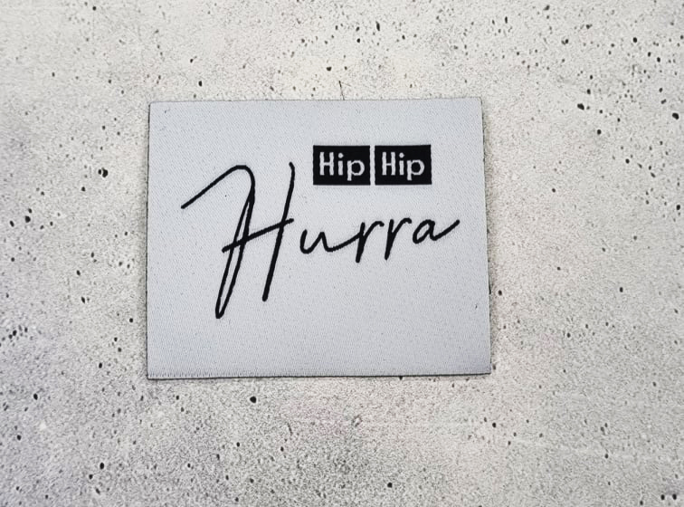 fadenk-fer-label-hip-hip-hurra-gewebt-6x5-cm image 1