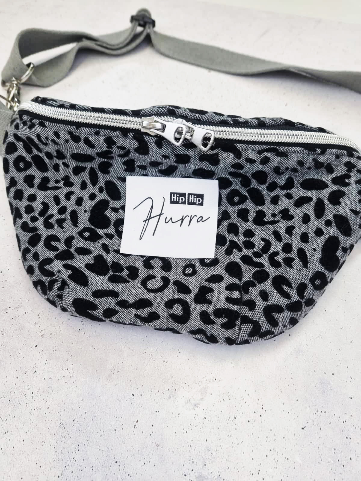 fadenk-fer-label-hip-hip-hurra-gewebt-6x5-cm image 2