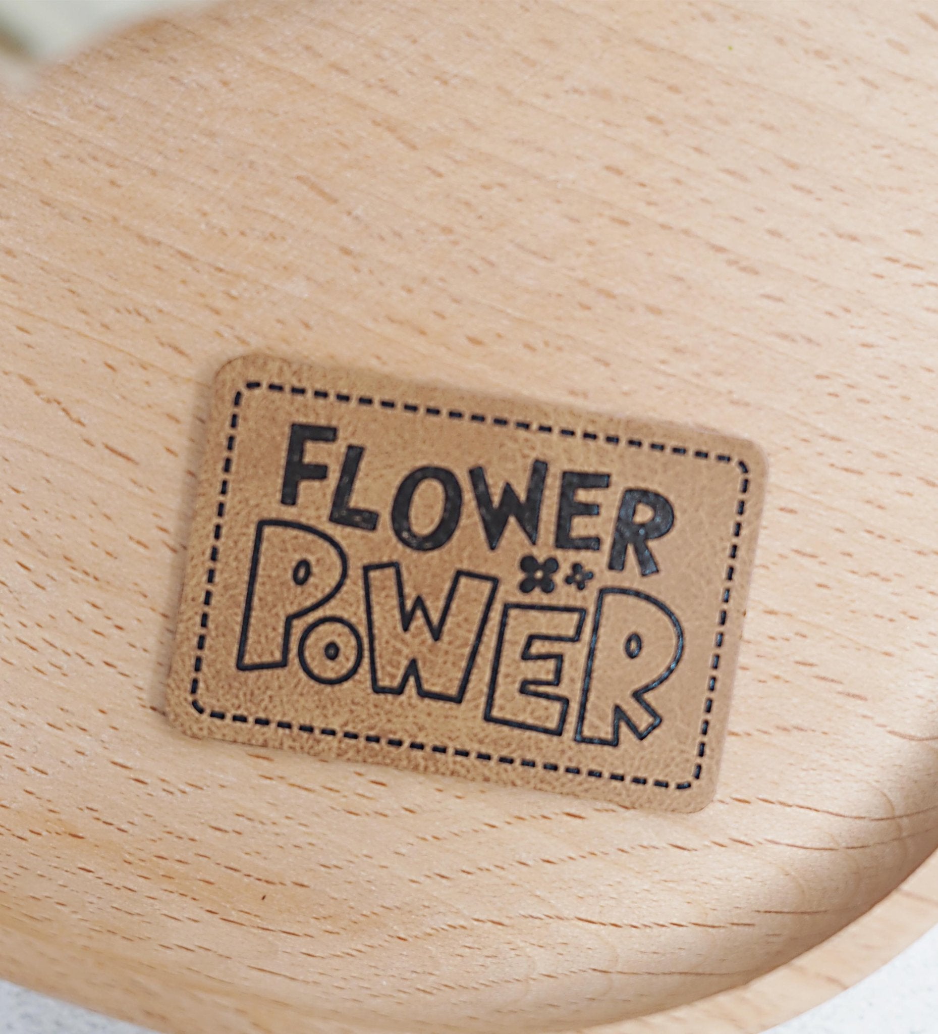 paul-clara-flower-power-kunstlederlabel-iron-on-3x4-cm image 2
