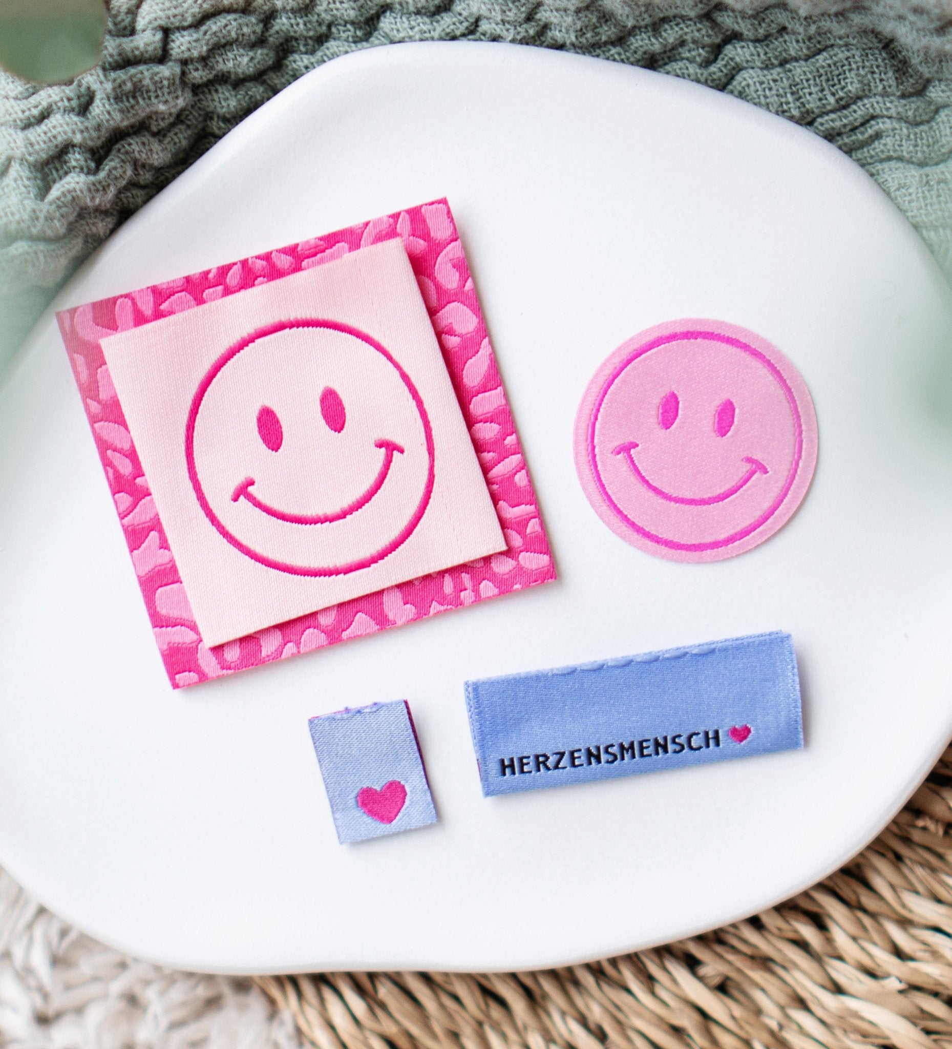 paul-clara-weblabel-smile-pink-label-4x4-cm image 2