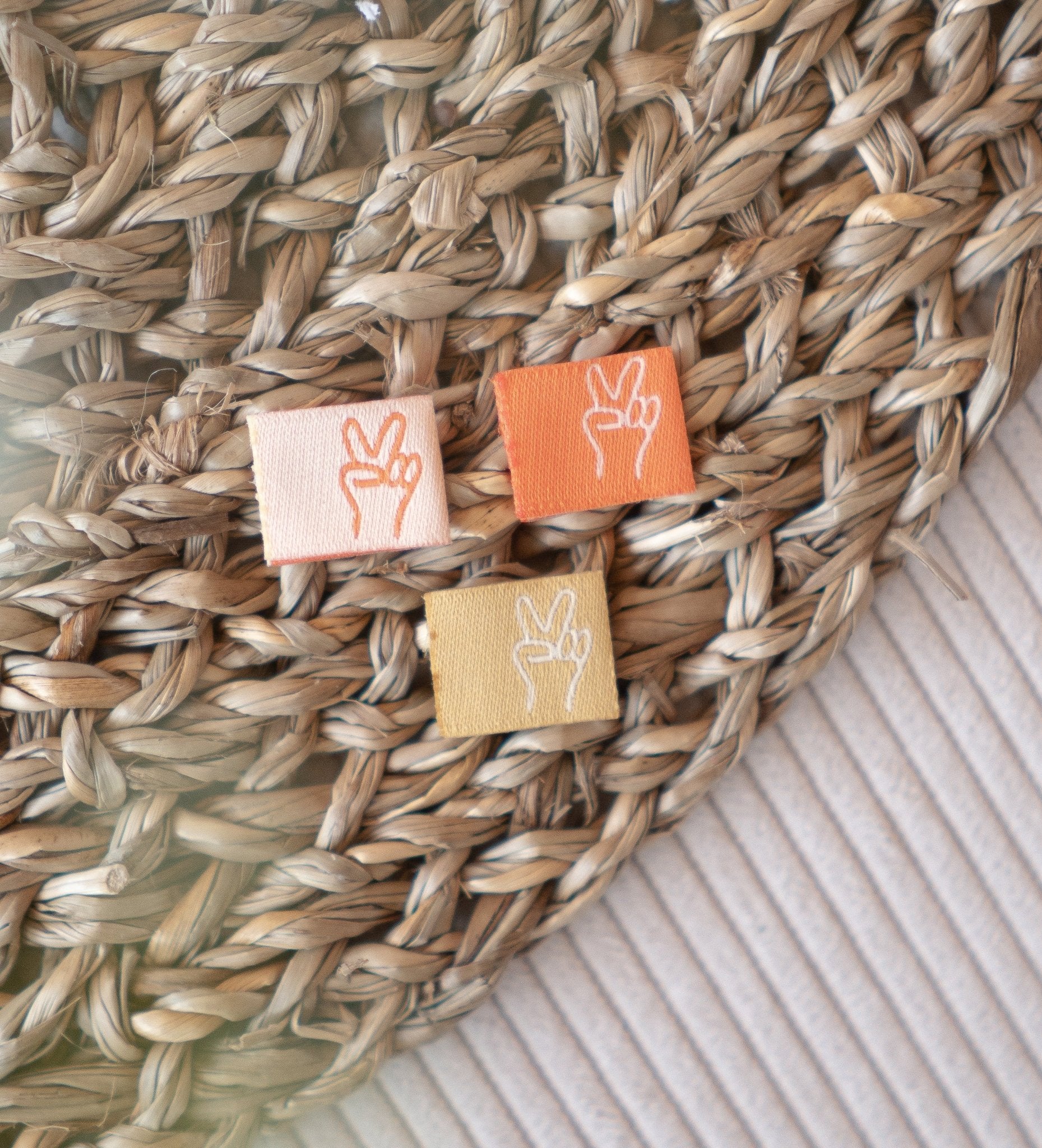 paul-clara-weblabels-klapp-weblabel-peace-hand-orange-senf-3er-set image 2