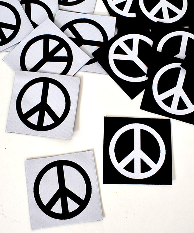 lenipepunkt-xl-patch-peace-schwarz-wei-aufn-her-7x7cm image 4