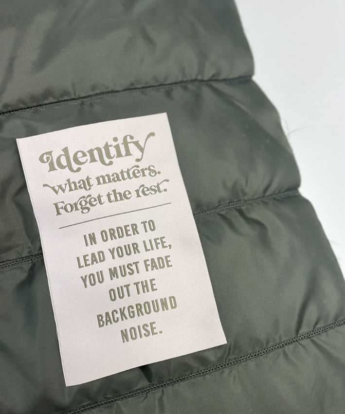 lenipepunkt-xl-patch-identify-what-matters-creme-oliv-10x15cm image 4