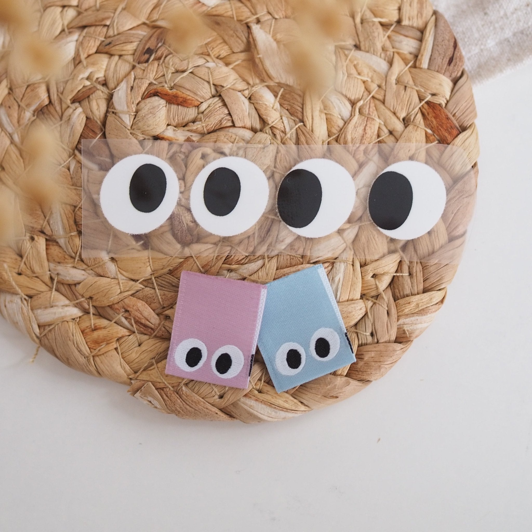 paul-clara-weblabels-augen-klapp-weblabel-blau-einn-hen image 2