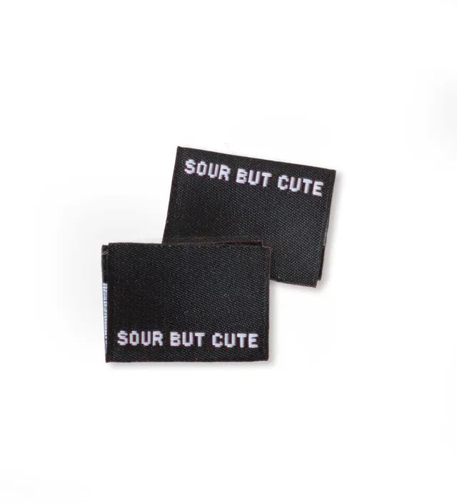 paul-clara-weblabels-klapp-weblabel-sour-but-cute-etikett image 1