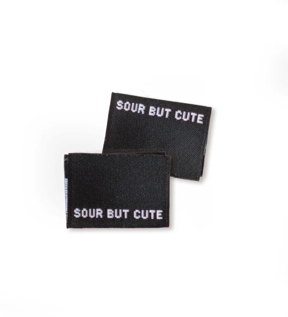 paul-clara-weblabels-klapp-weblabel-sour-but-cute-etikett image 1