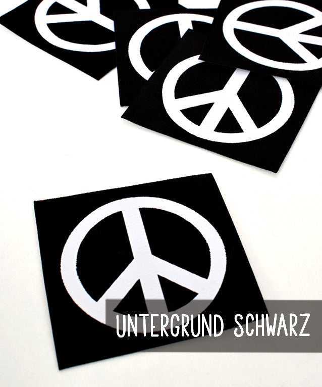 lenipepunkt-xl-patch-peace-schwarz-wei-aufn-her-7x7cm image 2