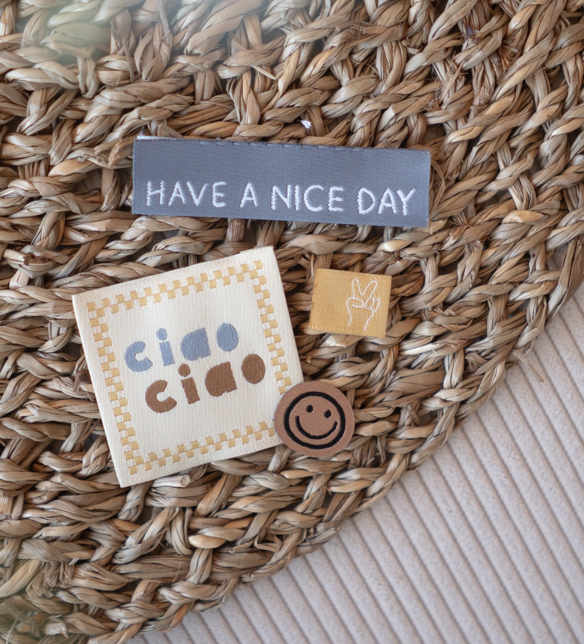 paul-clara-weblabels-klapp-weblabel-have-a-nice-day-schwarz image 2