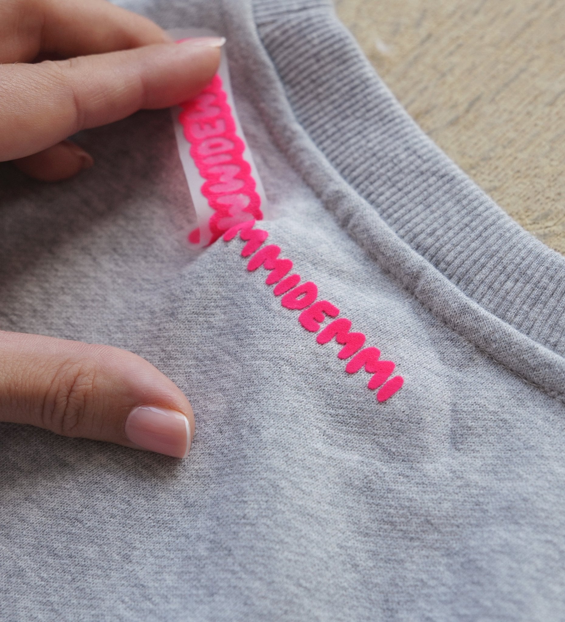 paul-clara-flock-patch-only-good-vibes-b-gelpatch-neonpink image 3