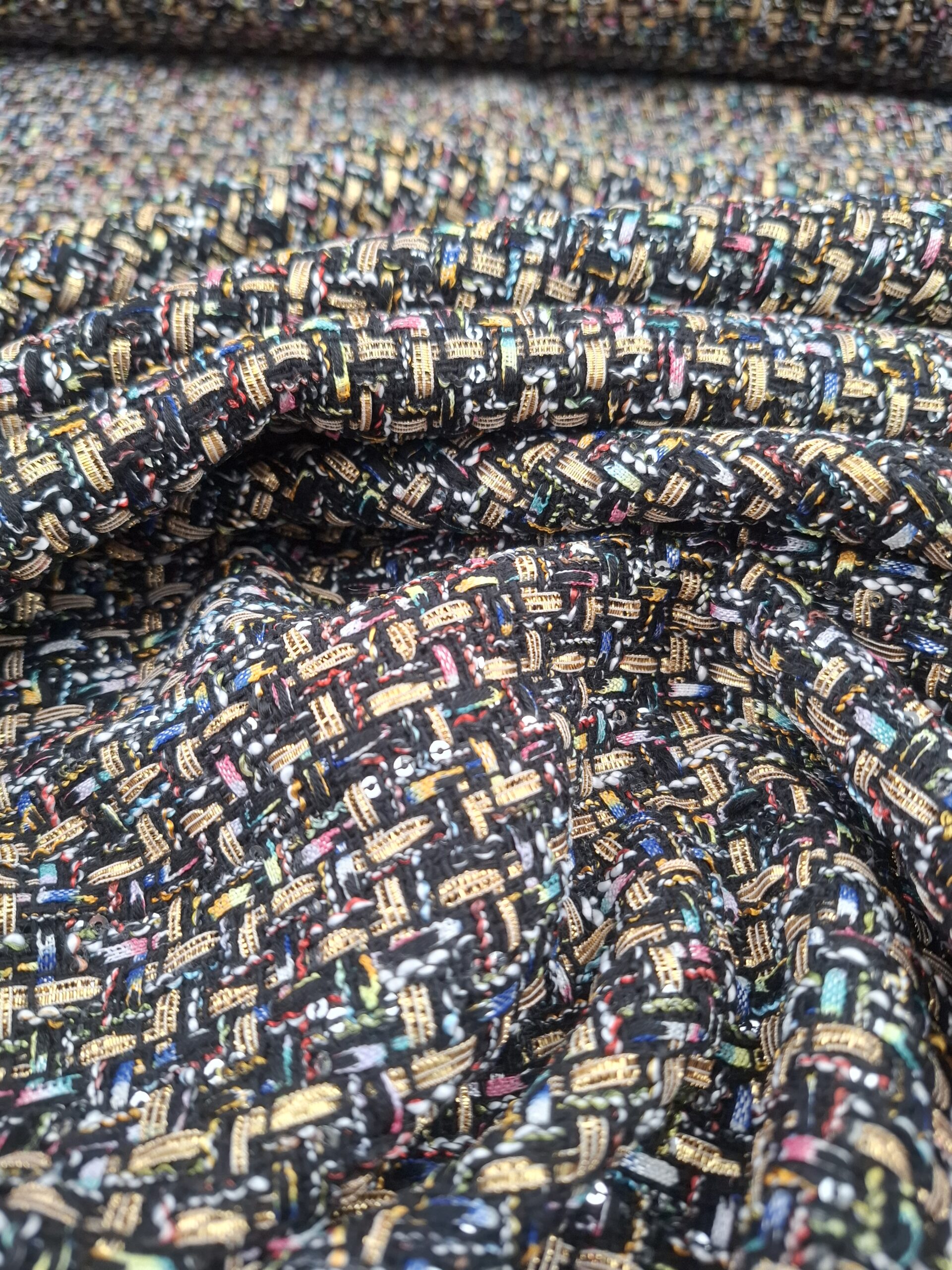 fadenk-fer-stoffe-boucle-schwarz-bunt-1-meter-jackenstoff image 2