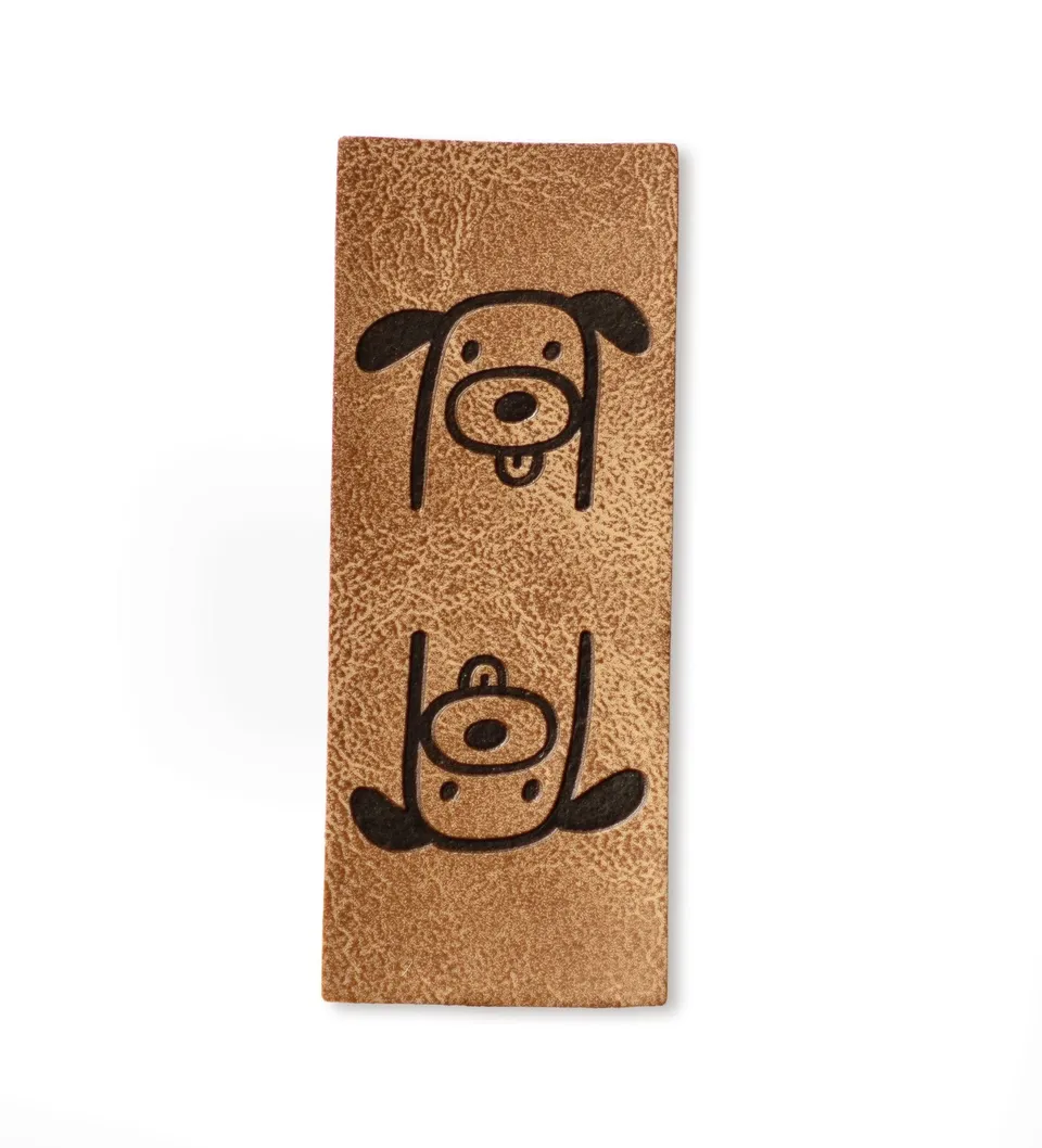 paul-clara-kunstlederlabel-klapp-label-dackel-zum-aufn-hen image 1