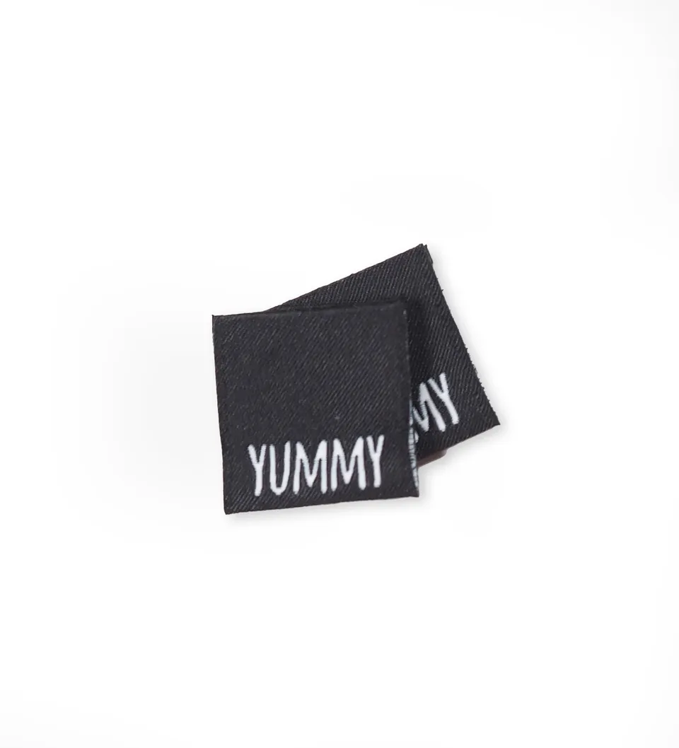 paul-clara-weblabels-yummy-schwarz-klapplabel-text image 1