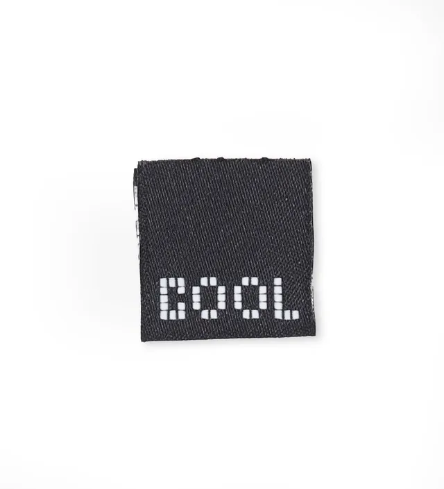 paul-clara-cool-schwarz-klapp-weblabel-textiletikett image 1