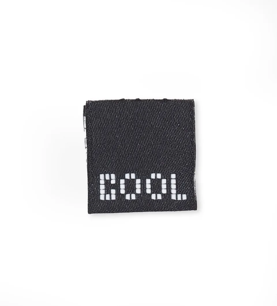 paul-clara-cool-schwarz-klapp-weblabel-textiletikett image 1