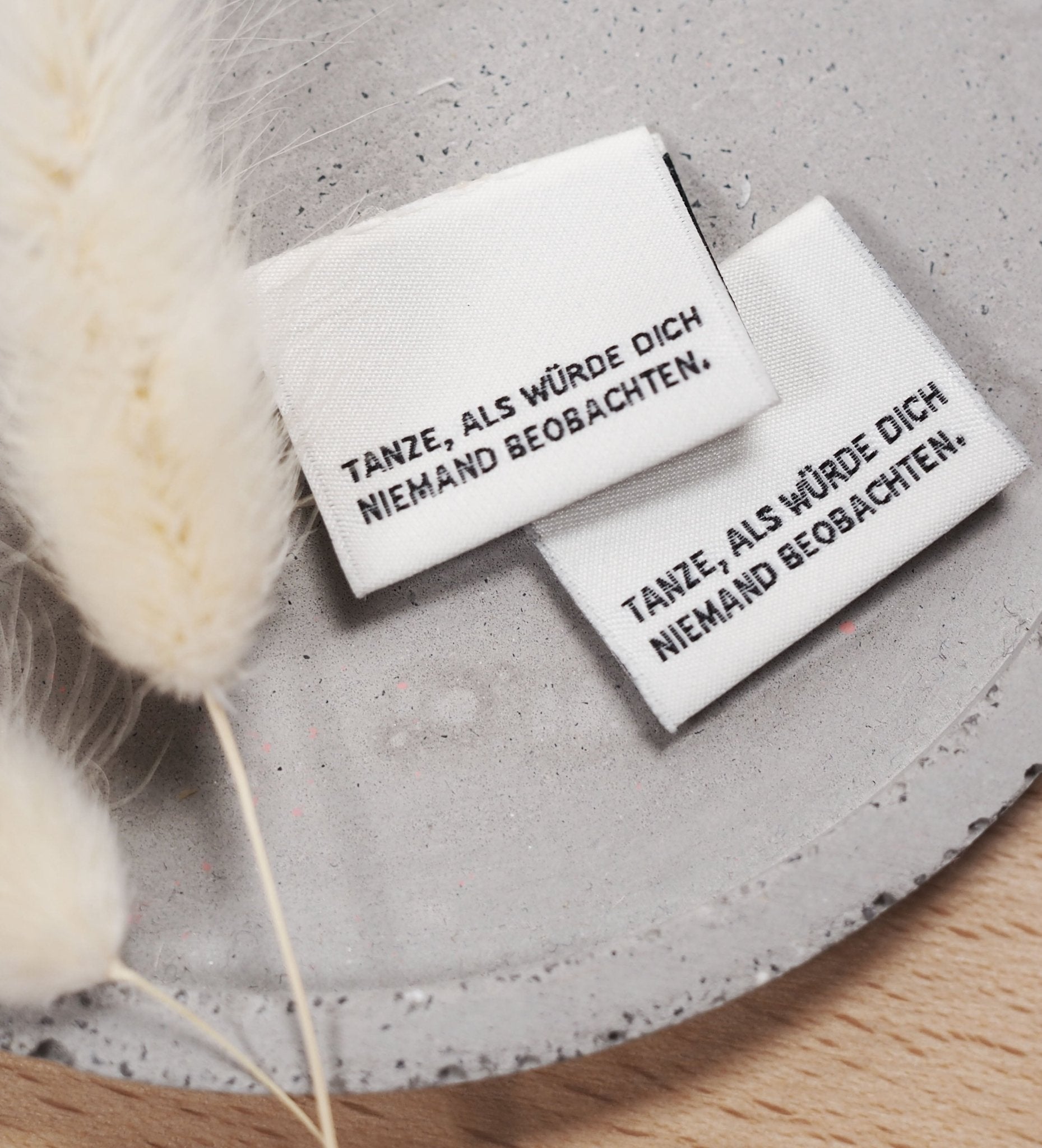 paul-clara-tanze-weblabel-typo-zum-einn-hen image 2