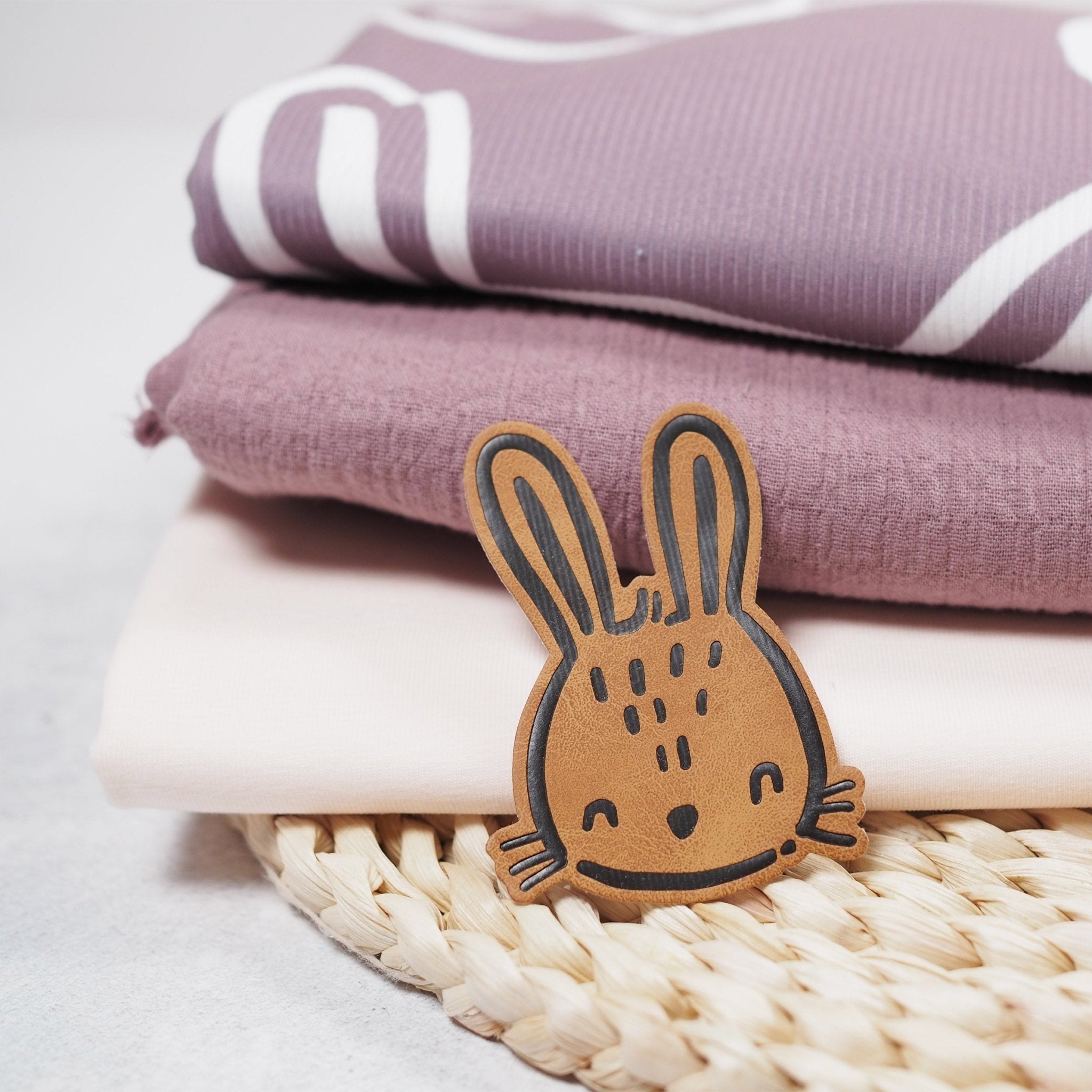 paul-clara-scandi-hase-kunstlederlabel-iron-on-7x5-cm image 2