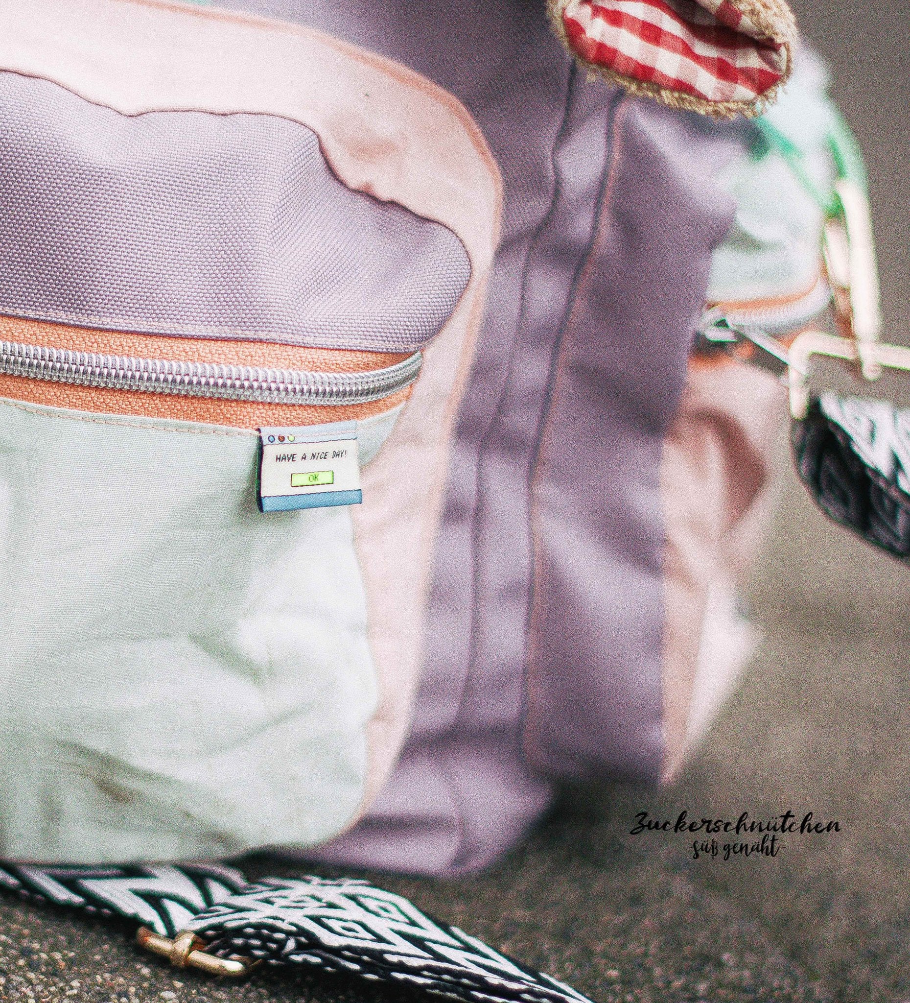 paul-clara-weblabels-swag-klapp-weblabel-lila-neongelb-einn-her image 2