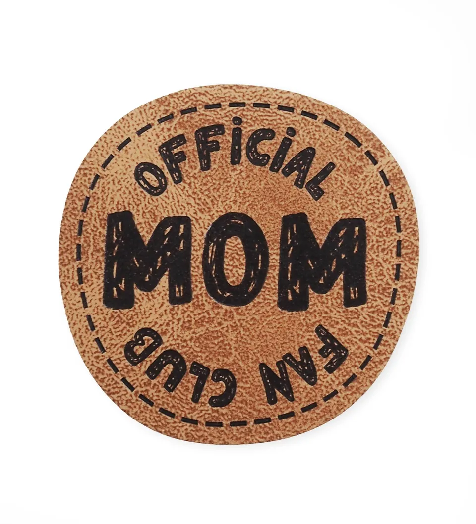 paul-clara-mom-fan-club-kunstlederlabel-zum-aufb-geln-3-5-cm image 1