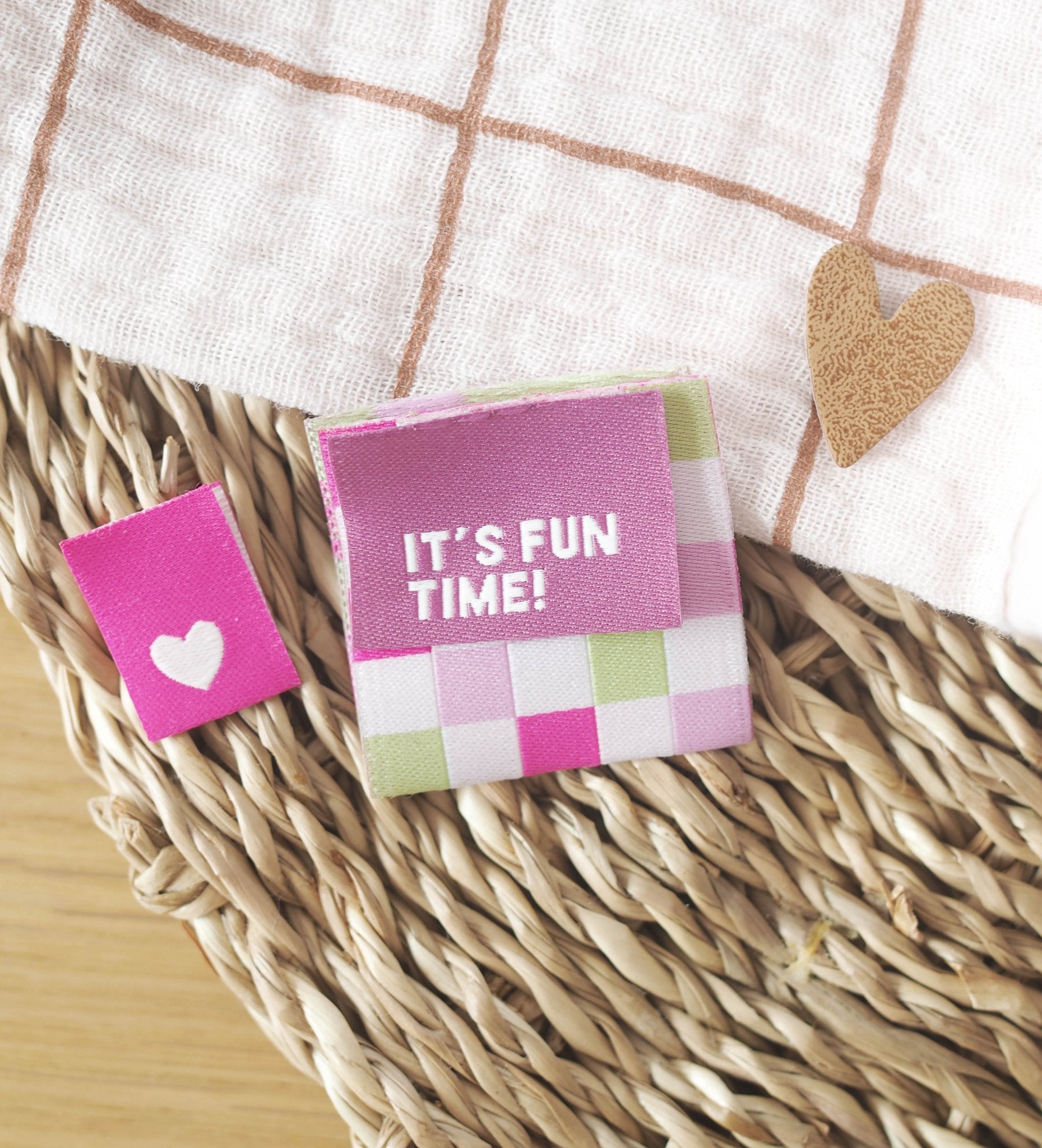 paul-clara-weblabels-mini-herz-weblabel-neonpink image 3