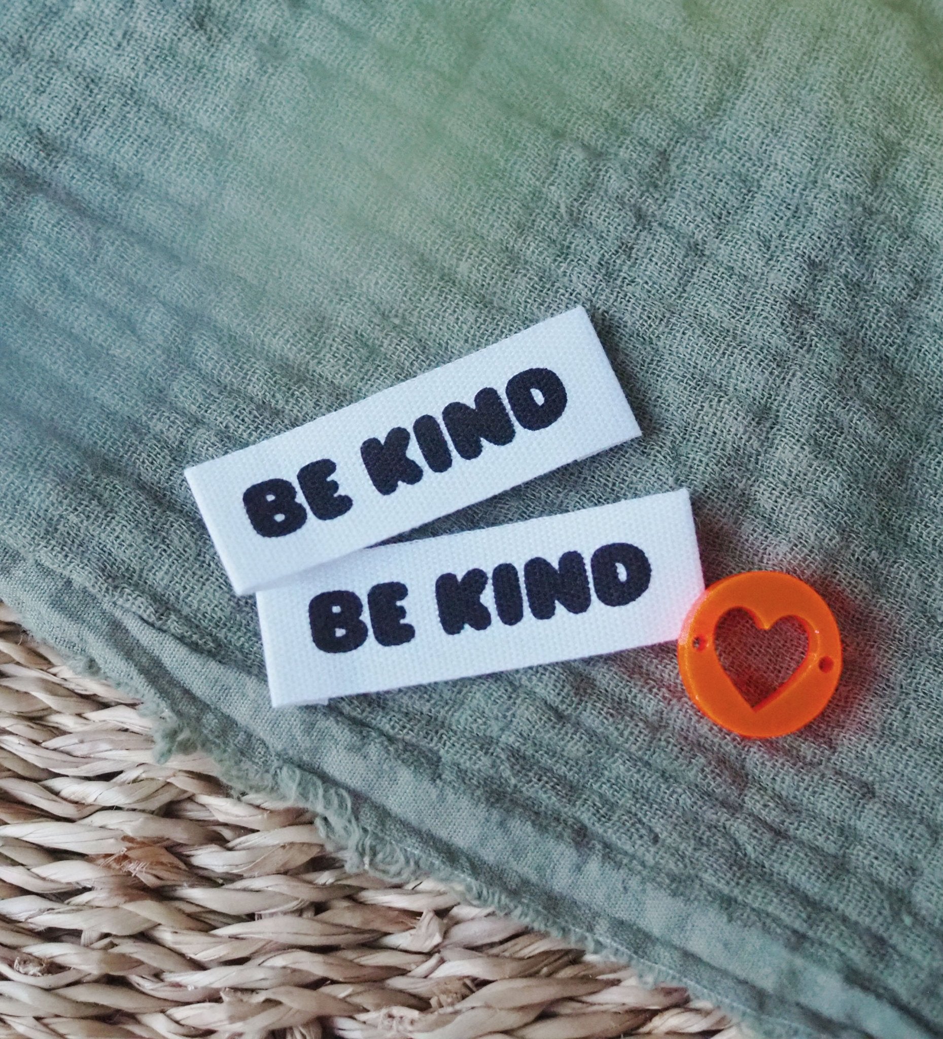 paul-clara-baumwolllabel-be-kind-label-zum-ann-hen image 3