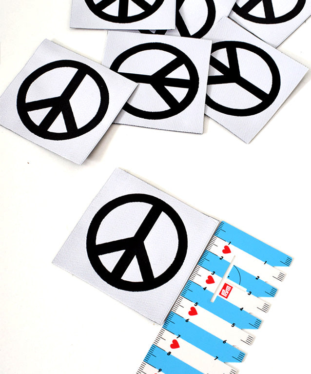 lenipepunkt-xl-patch-peace-schwarz-wei-aufn-her-7x7cm image 5