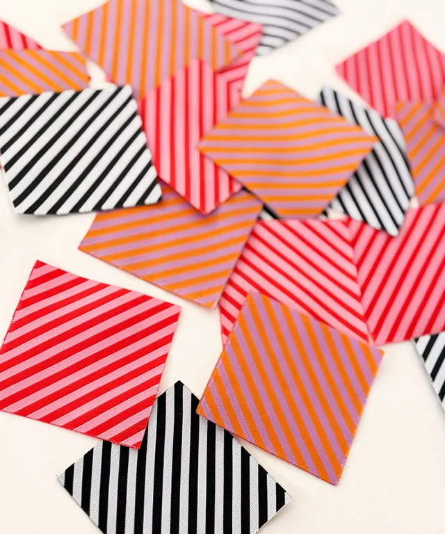 lenipepunkt-xl-patch-stripes-diagonal-schwarz-wei-6x6cm image 1