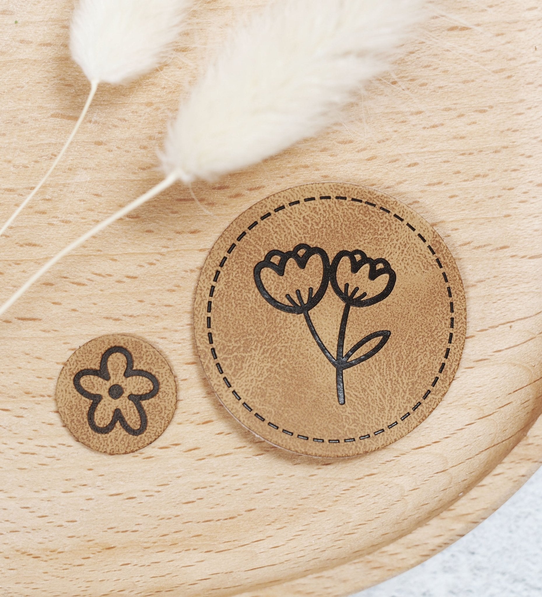 paul-clara-kunstleder-labels-tulpe-iron-on-3-5-cm image 2
